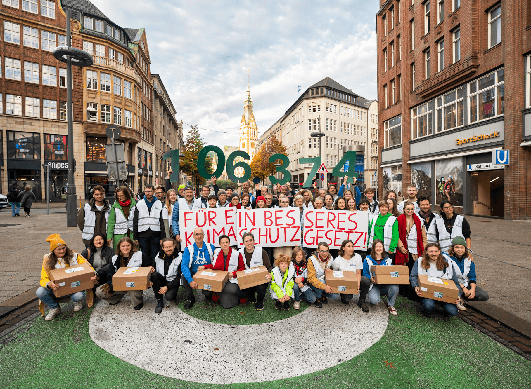 An der Mönckebergstraße präsentieren Unterstützer*innen des Hamburger Zukunftsentscheids 106.374 Unterschriften