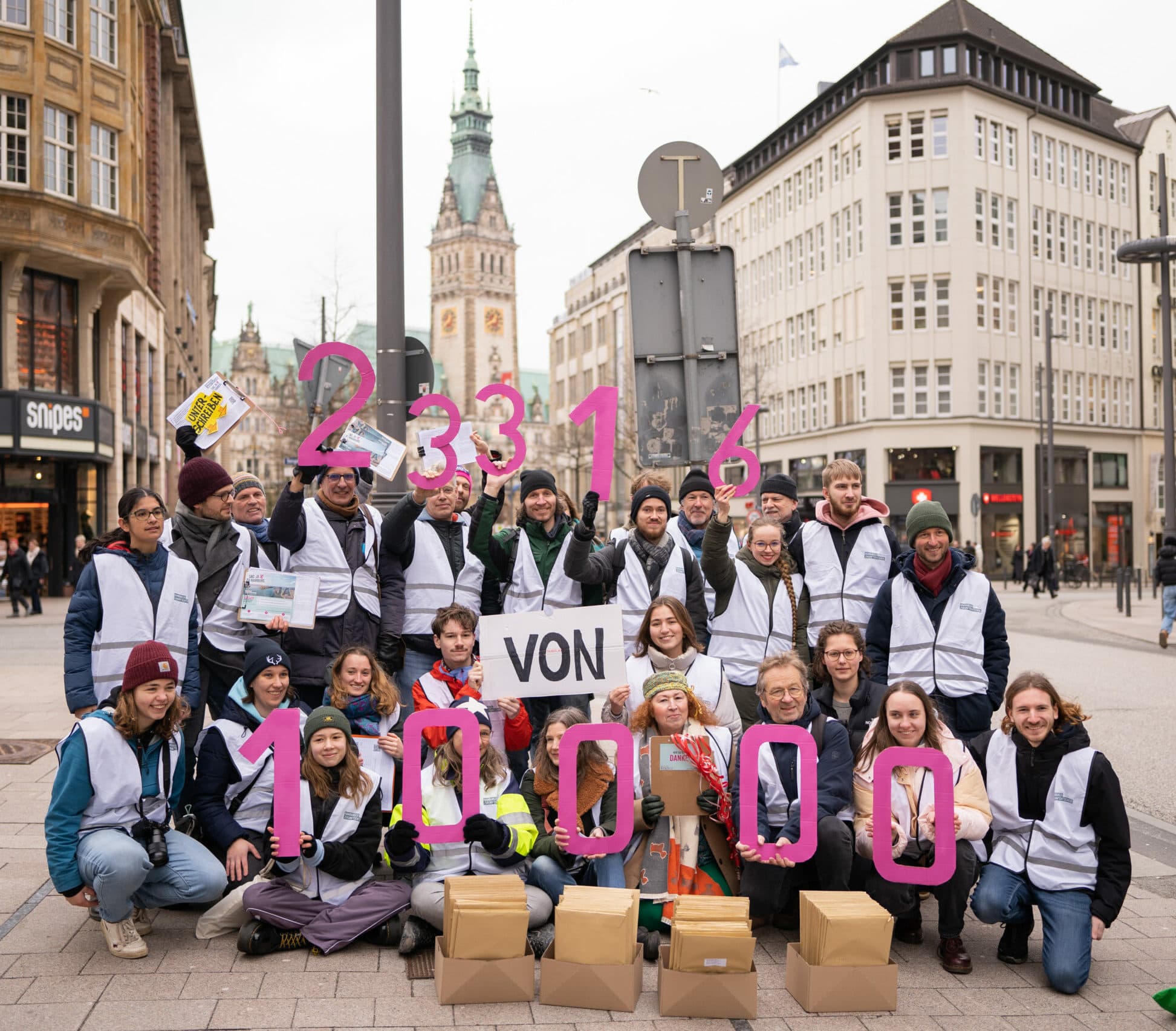 An der Mönckebergstraße präsentieren Unterstützer*innen des Hamburger Zukunftsentscheids 23.316 Unterschriften