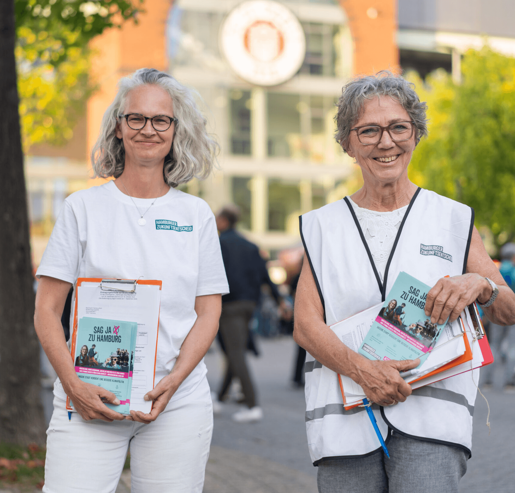 Sammlerinnen des Hamburger Zukunftsentscheids vor dem Millerntor-Stadion während des Volksbegehrens