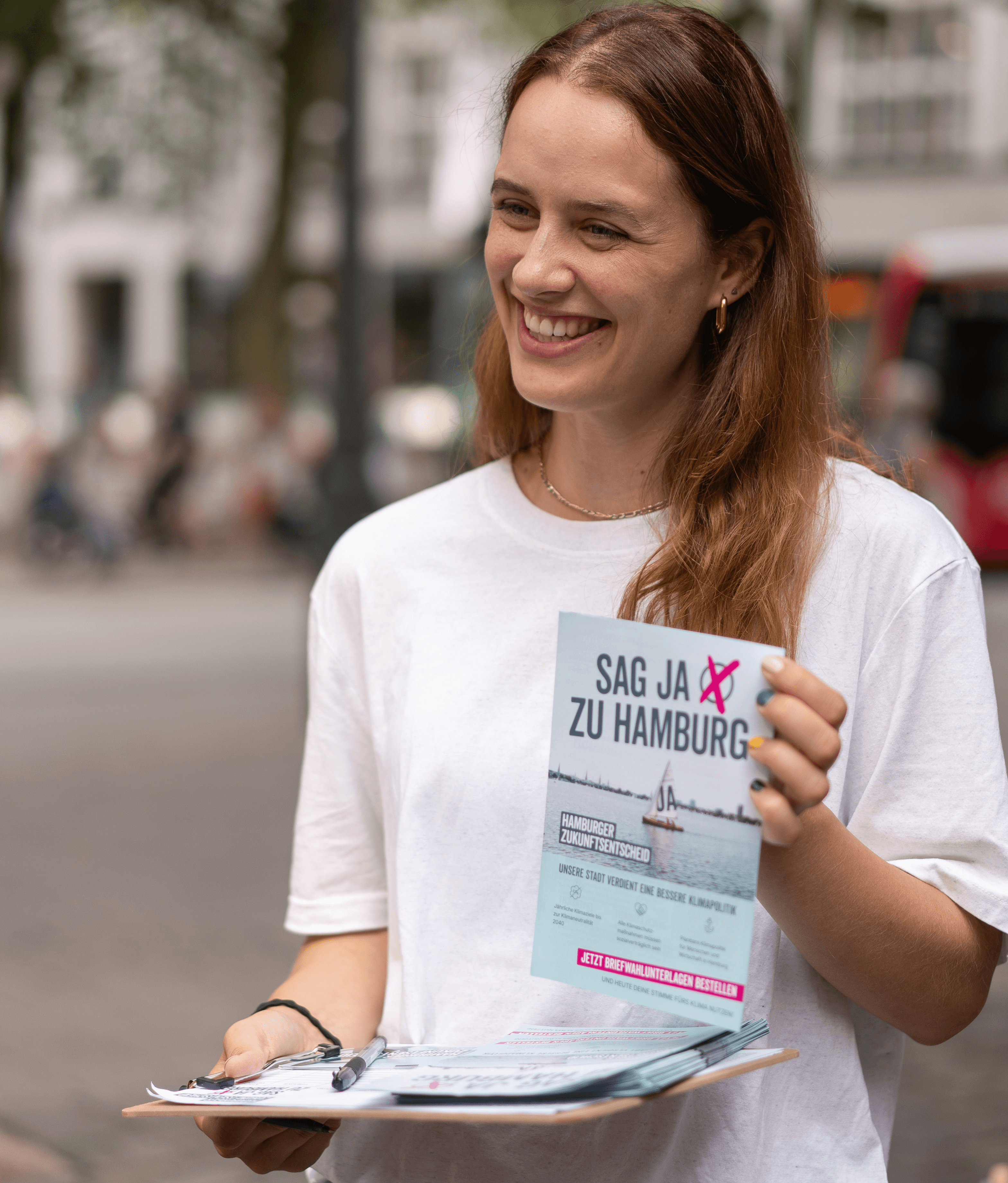 Eine Unterstützerin des Hamburger Zukunftsentscheids präsentiert einen Flyer
