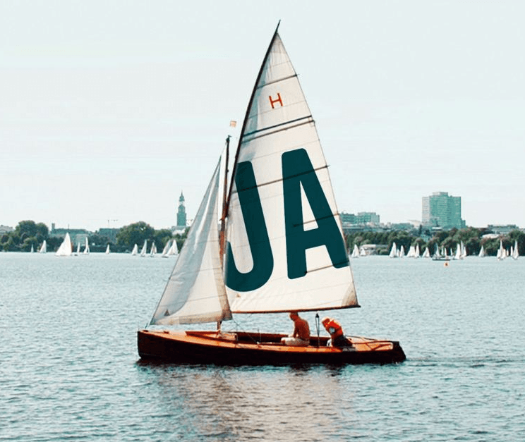 Segelschiff auf der Alster mit Aufschrift 'JA'