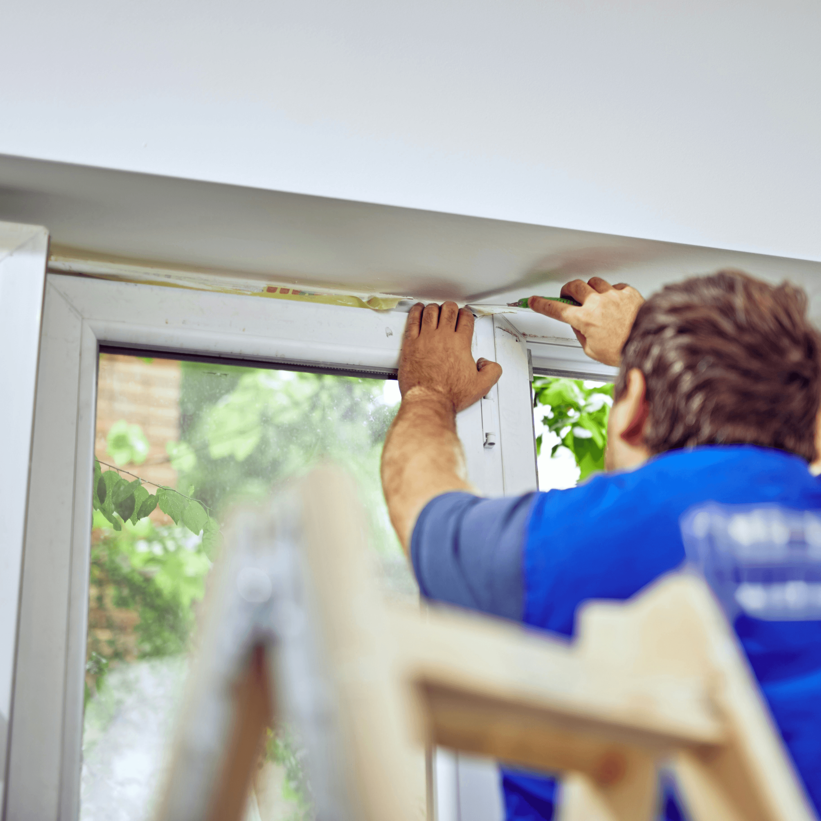 Symbolbild: Sanierung eines Fensterrahmens.
