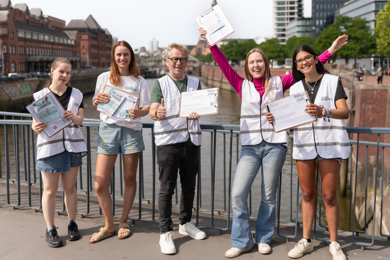 Abgabe Volksinitiative Gruppenfoto. Wir haben 23316 Unterschriften gesammelt, hätten aber nur 10000 Unterschriften gebraucht.